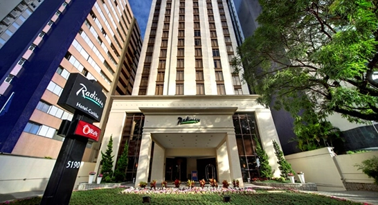 Foto da fachada do hotel Radisson