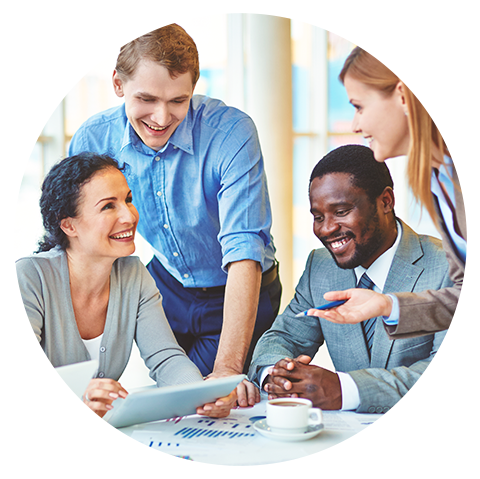 Foto de pessoas interagindo, discutindo e sorrindo ao redor da mesa de trabalho