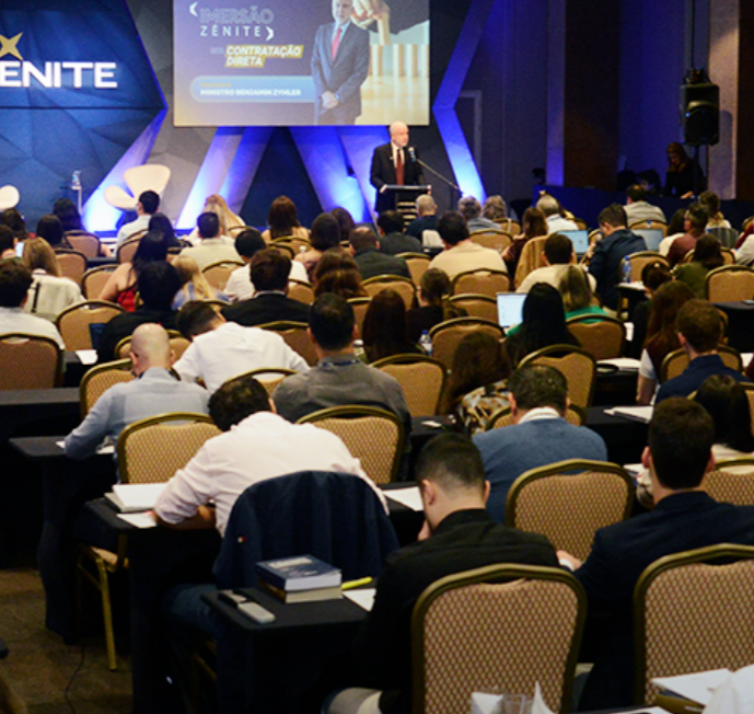 Auditório com participantes em evento da Zênite